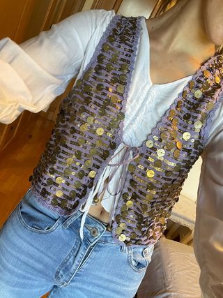 Chaleco lila con abalorios dorados