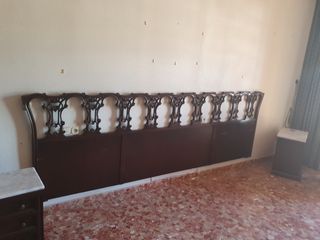 Cabecero de madera oscuro