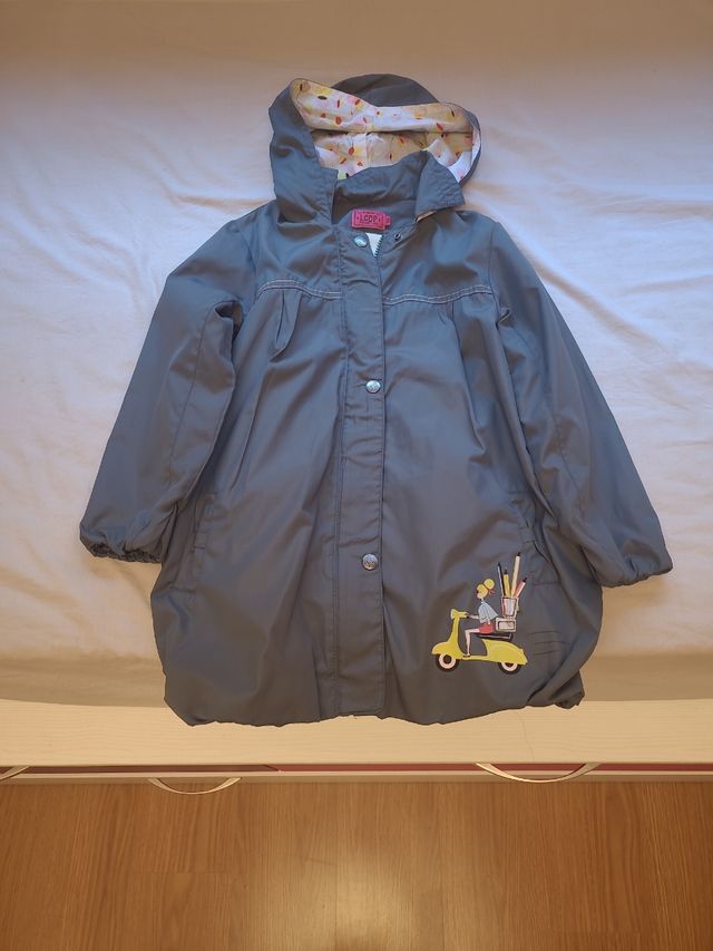 Chaqueta impermeable infantil con estampado