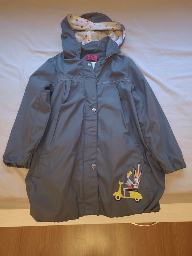 Chaqueta impermeable infantil con estampado