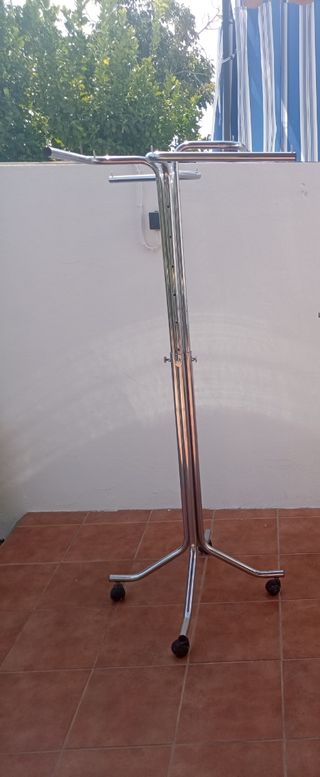 Perchero Metálico Extensible con Ruedas