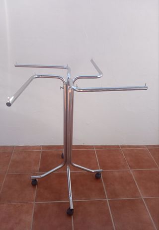 Perchero Metálico Extensible con Ruedas