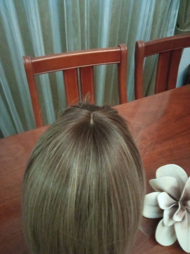 Peluca sintética rubia con reflejos más claros.