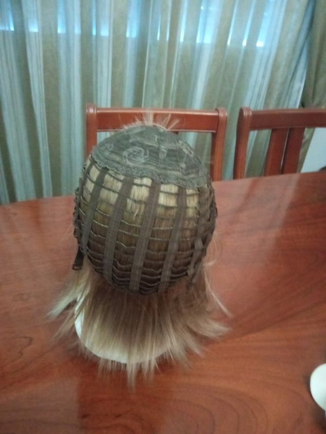 Peluca sintética rubia con reflejos más claros.