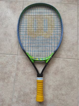 Raqueta Wilson Junior 21 pulgadas. Pesa 210 gramos