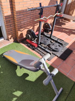 Rack de pesas, banco, barras y discos