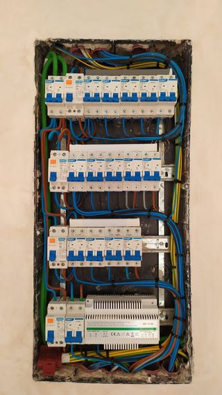 SE OFRECE ELECTRICISTA!!