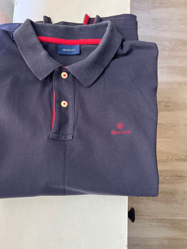 Polo Gant Azul Marino con Detalles Rojos