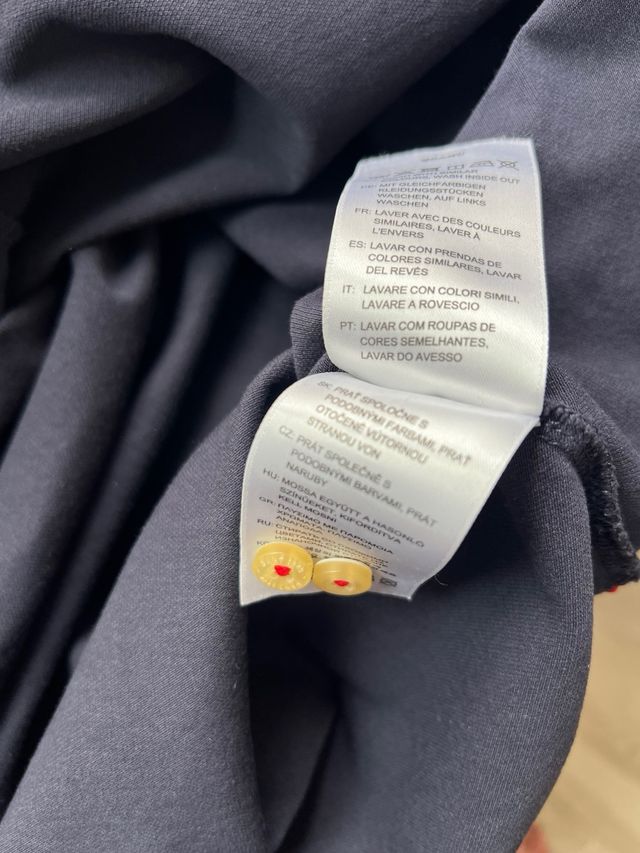 Polo Gant Azul Marino con Detalles Rojos