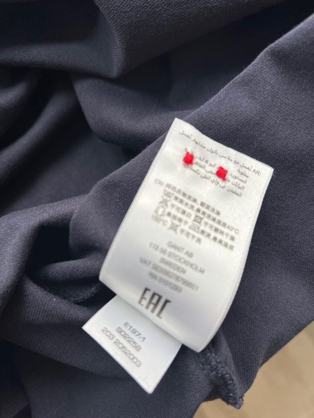 Polo Gant Azul Marino con Detalles Rojos