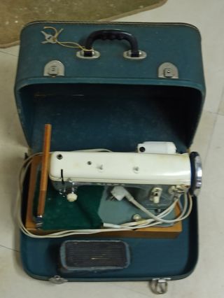 Máquina de coser en maleta