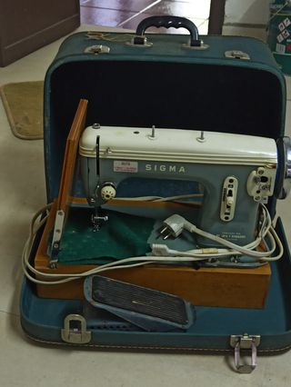 Máquina de coser en maleta