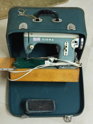 Máquina de coser en maleta