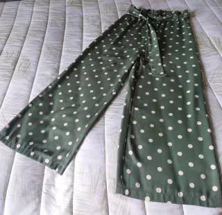 Pantalón ancho lunares verde Stradivarius