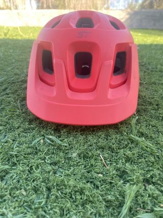 Casco de bicicleta rojo