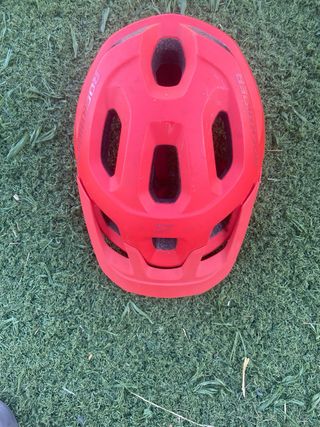 Casco de bicicleta rojo