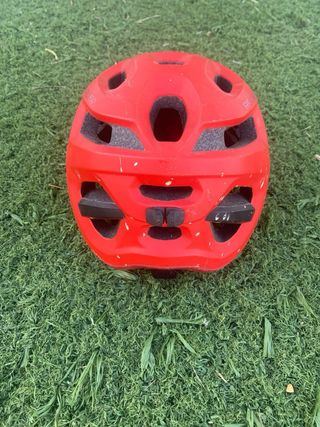 Casco de bicicleta rojo