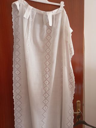 Due tende da cucina o bagno ricamate