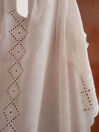 Due tende da cucina o bagno ricamate