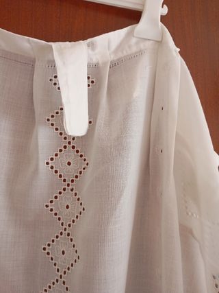 Due tende da cucina o bagno ricamate