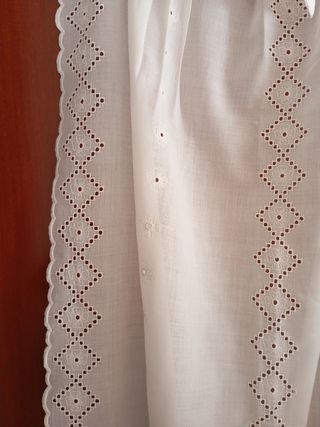 Due tende da cucina o bagno ricamate