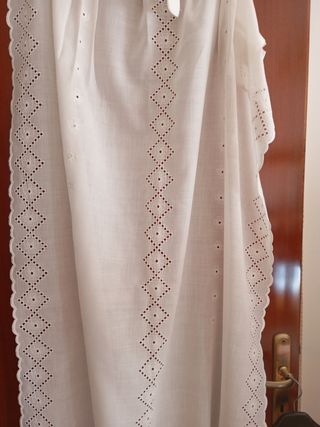 Due tende da cucina o bagno ricamate