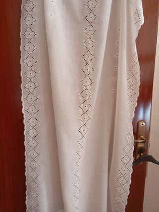 Due tende da cucina o bagno ricamate