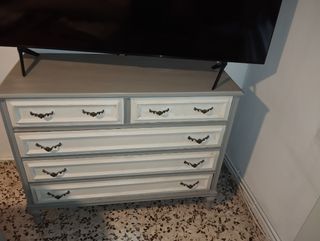 Cómoda restaurada blanco y gris