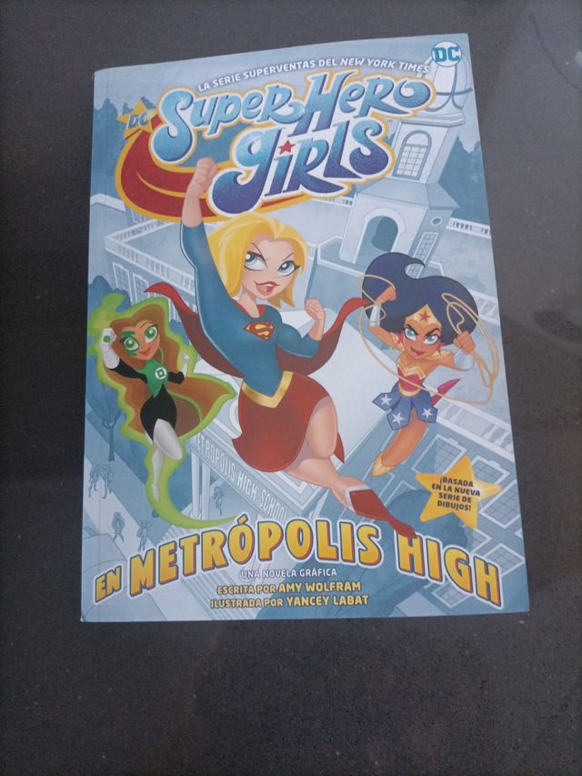 DC SUPER HERO GIRLS: EN METRÓPOLIS HIGH