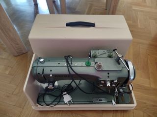 Máquina de coser REFREY, color verde.