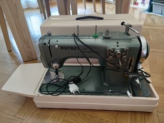 Máquina de coser REFREY, color verde.