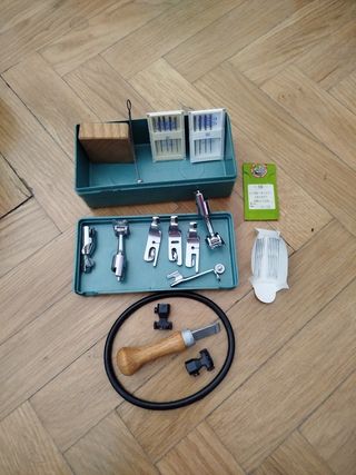 Máquina de coser REFREY, color verde.