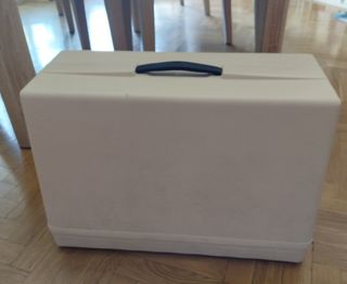 Máquina de coser REFREY, color verde.