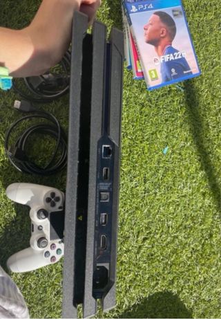 PS4 Pro Negra + 4 Juegos FIFA