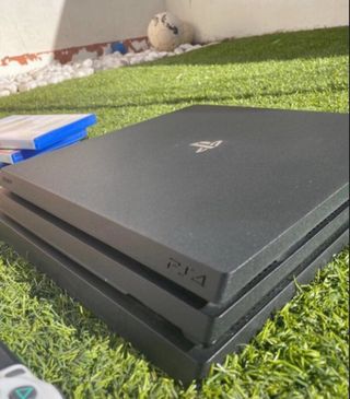 PS4 Pro Negra + 4 Juegos FIFA