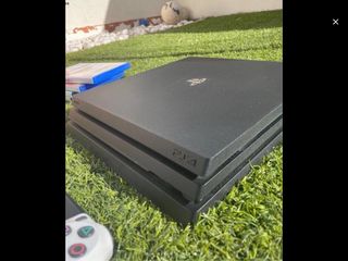 PS4 Pro Negra + 4 Juegos FIFA