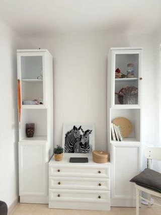 Mueble aparador blanco y dorado