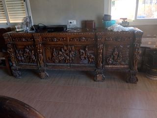 Mueble de madera tallada