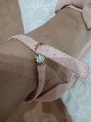 Sandalias tacón rosa con lazo