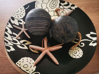 Centro de mesa decorativo negro y dorado