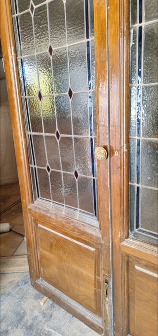 Puerta doble antigua con cristales