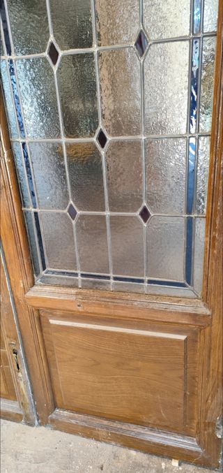 Puerta doble antigua con cristales