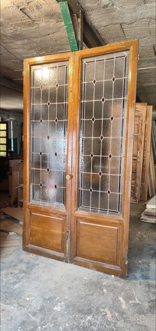 Puerta doble antigua con cristales