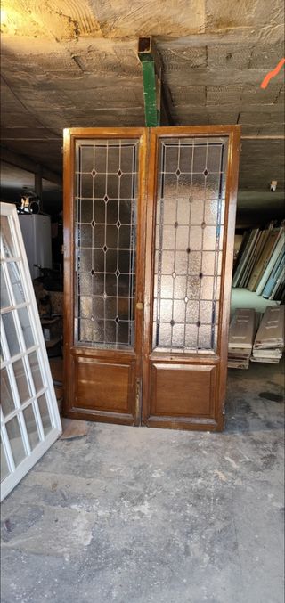 Puerta doble antigua con cristales