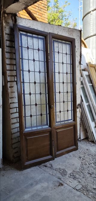 Puerta doble antigua con cristales