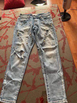 Pantalón vaquero mujer con apliques y rotos