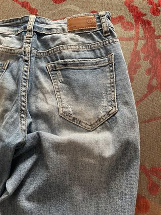 Pantalón vaquero mujer con apliques y rotos