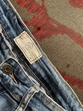 Pantalón vaquero mujer con apliques y rotos