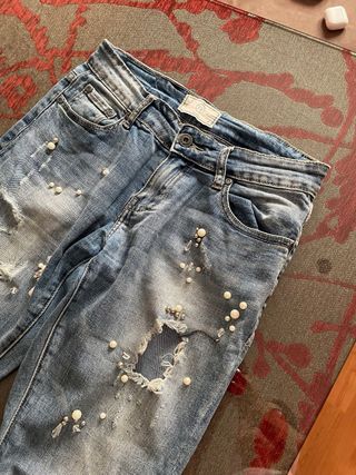 Pantalón vaquero mujer con apliques y rotos