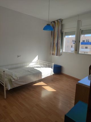 Alquilo dormitorio con mesa de estudio grande